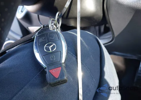 2013 Mercedes-Benz C 300 Sport 4Matic z USA, uszkodzony, nr VIN WDDGF8AB2DR251055